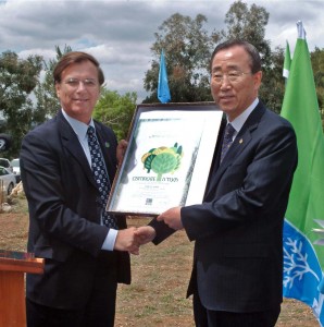 UN Generalsekretär Ban Ki-Moon nach seiner Baumpflanzung in Israel