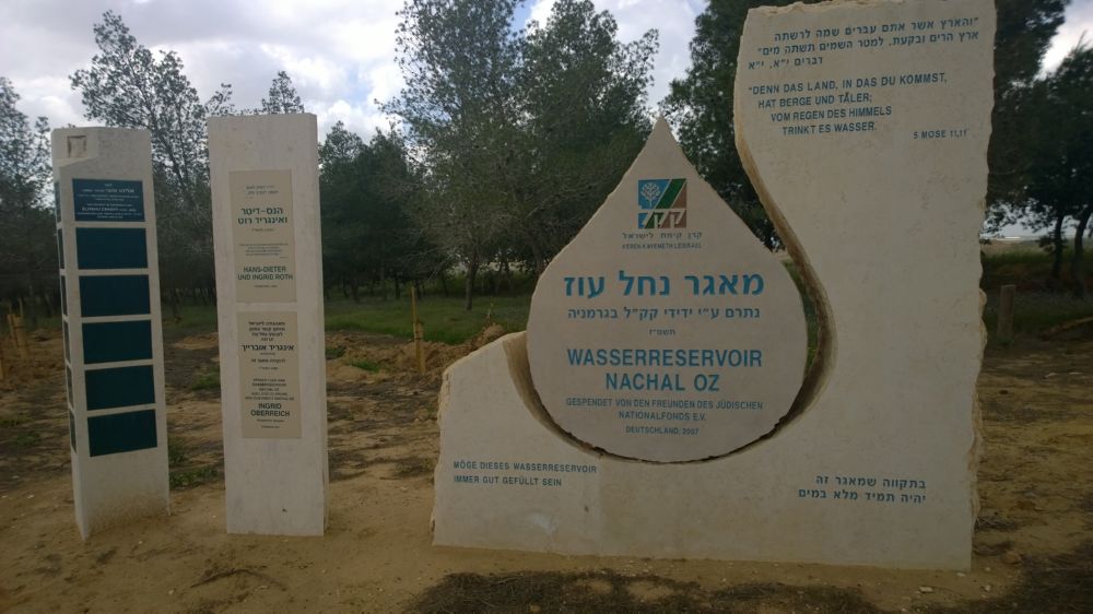 Gedenkstein für das KKL-Wasserreservoir Nachal Oz